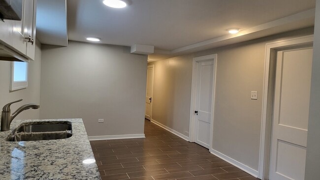 Photo - 827 W 33rd Pl Unit GRB