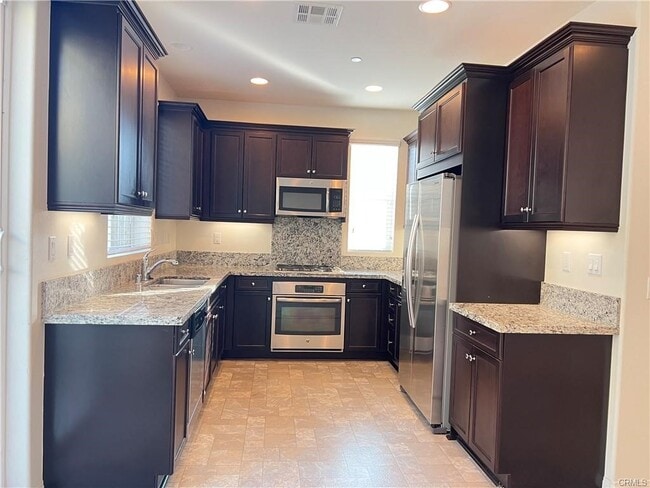 Photo - 663 Huron Pl