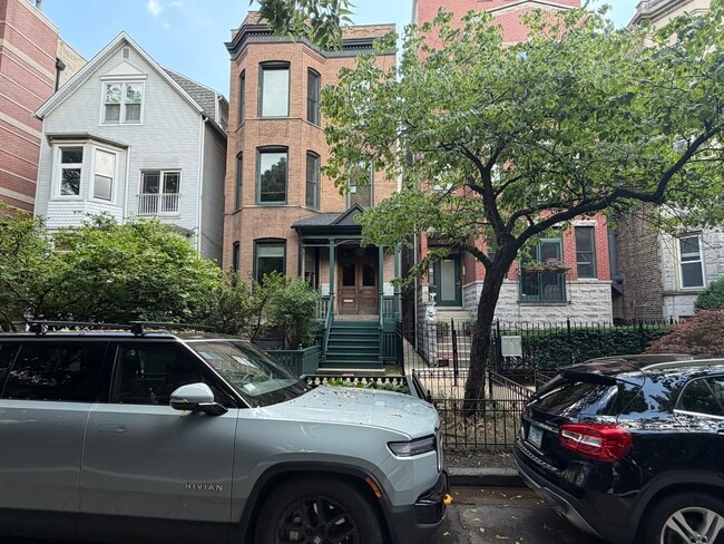 Building Photo - 843 W Roscoe St Unit 1F