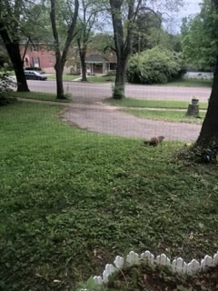 La mitad del patio delantero - 2408 S Patterson Blvd