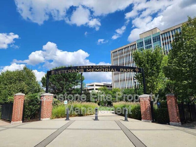 Photo - 48 Marrow St Unidad 3 - Master w/ Balcony + Walk-in Closet