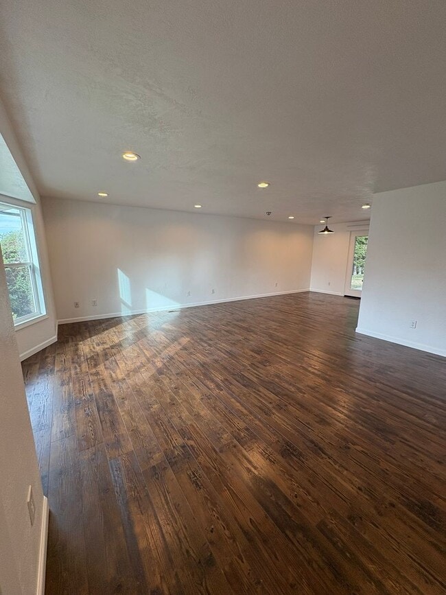 Photo - 4 Bed 2 Bath House Modern Comfort Meets En...