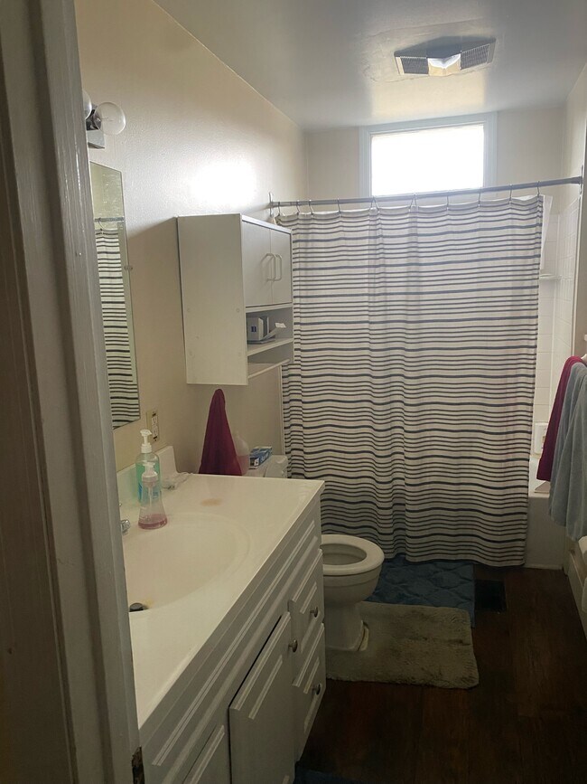 1st floor full bath - 2235 Victor St