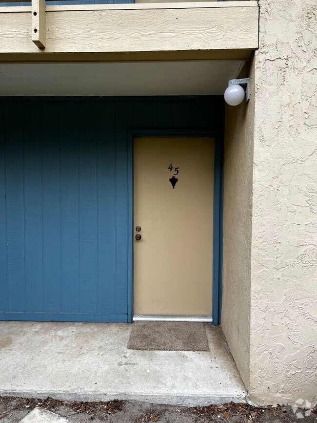Building Photo - Location, location, location! 875 SF Unit-... Rental