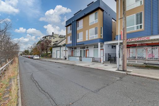 Building Photo - Queen Anne West Townhome with A/C Available Now!