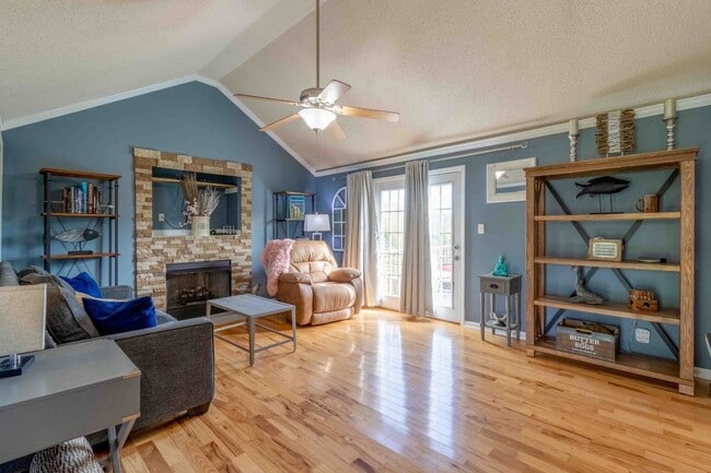 Building Photo - 3 bedroom Dog Friendly Home For Rent with Swimming Pool!