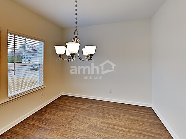 Photo - 148 Landsdown Xing