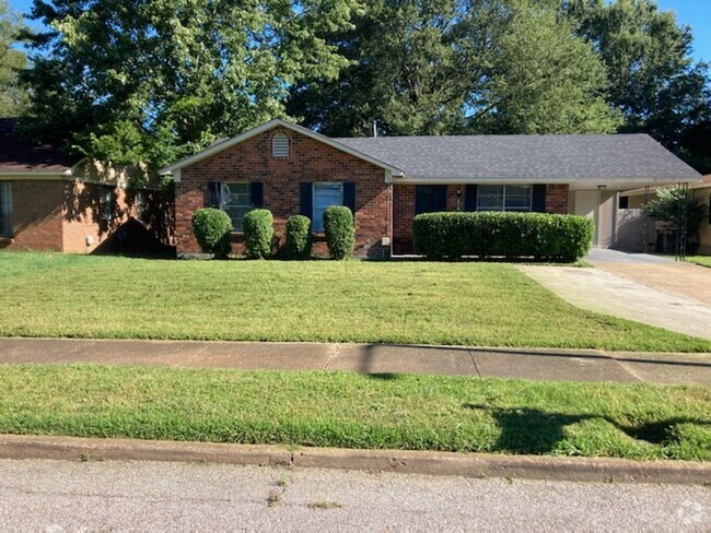 Building Photo - 4 Success is offering this 3 bedroom 2 bat... Rental