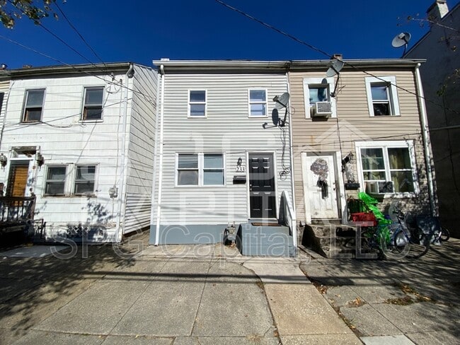 Building Photo - 233 E College Ave Rental