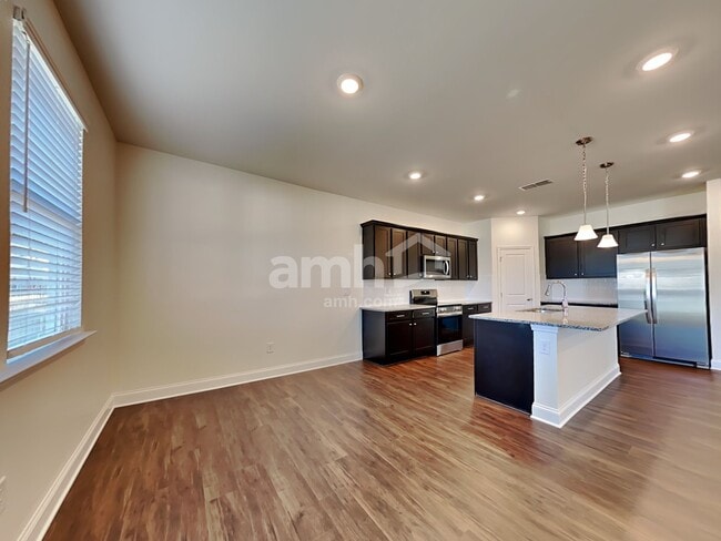 Photo - 909 Headland Wy