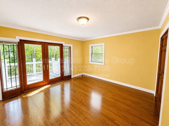 Photo - 1 Wynstay Ave