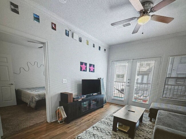 Photo - Modern Comfort Meets Campus Convenience — ... Unidad 307