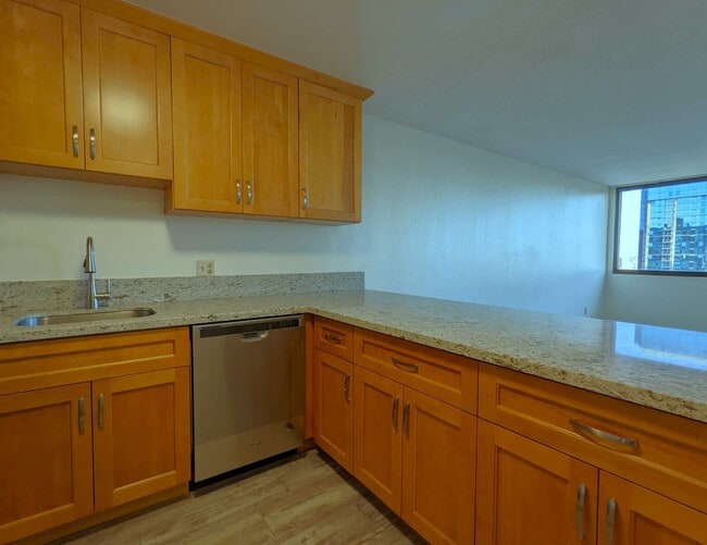 Photo - Kukui Plaza Renovated 1/1 w 1 Reserved Sta... Unidad E2503