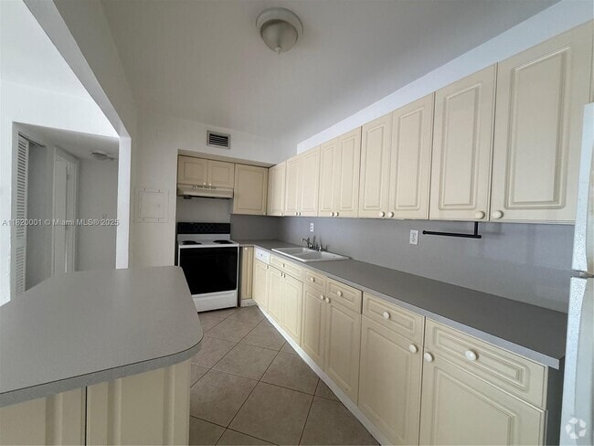 Building Photo - 7911 SW 104th St Unit 209-G Rental