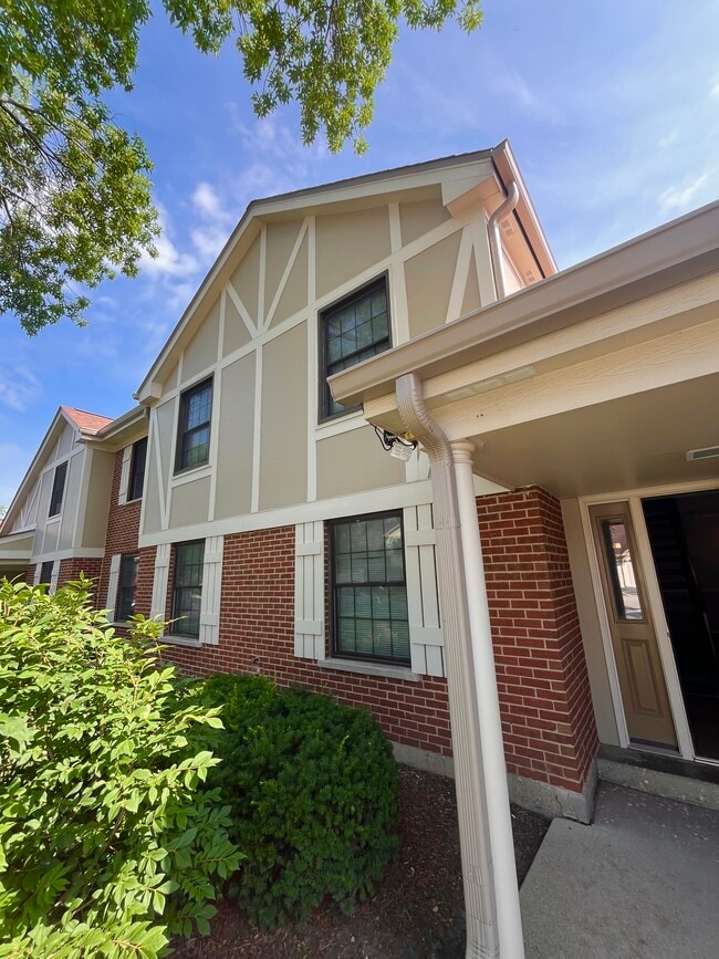 Photo - 1054 Deerpath Ct