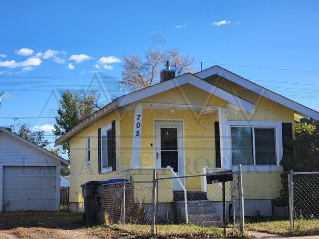 Building Photo - 705 E 6th St Rental