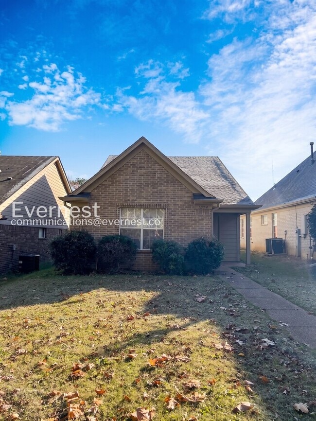 Building Photo - 3 Bed, 2 Bath Home with Garage / Pet-Friendly / Coming Soon!