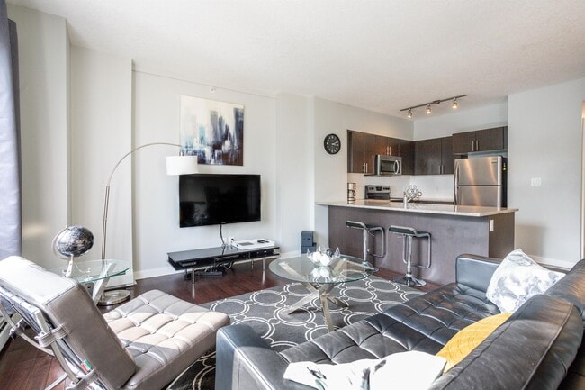 Building Photo - 10152-10104 104 St NW