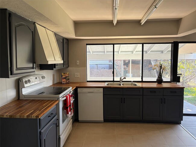 Photo - 15730 Corsair Rd