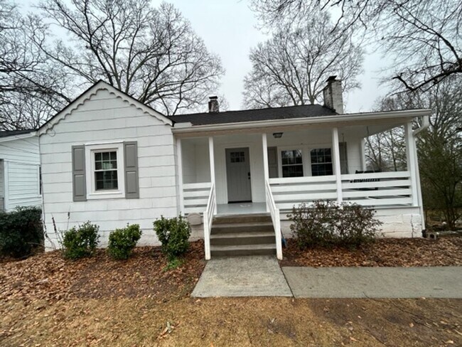 Adorable bungalow in a prime location! - Adorable bungalow in a prime location! House