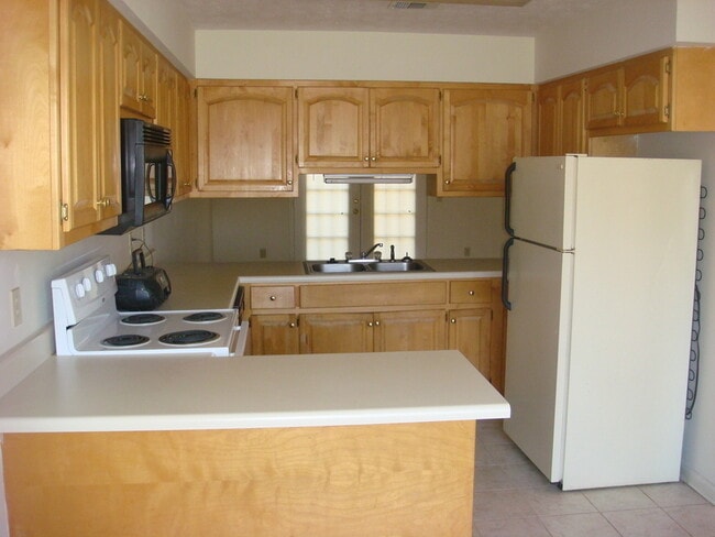 Photo - 3 Bedroom/ 2 Bathroom Available in August!