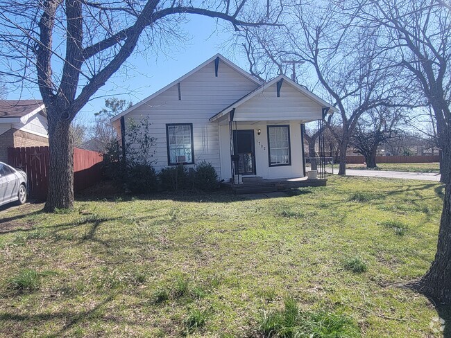 Building Photo - 1702 E Pecan St Rental