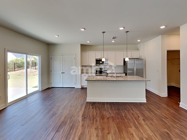 Photo - 897 Headland Wy