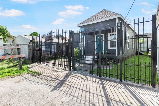 Building Photo - 531 N Estelle St