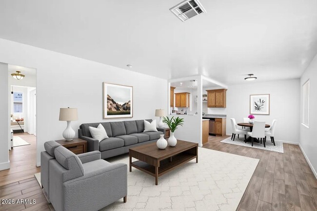 Photo - 528 W 18th St