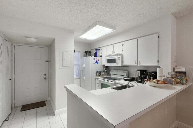 Photo - 2230 N Cypress Bend Dr Unidad 209