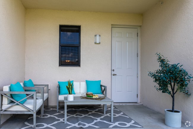 2BD, 2BA - 1099 SF