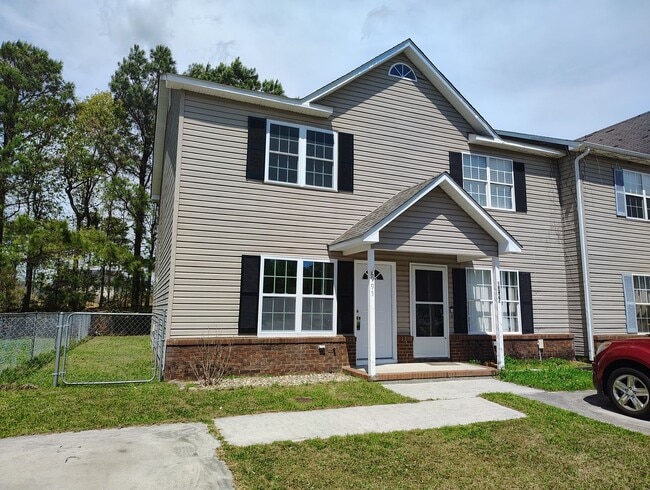 Building Photo - Cute Townhome
