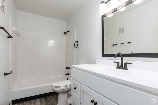 2BR, 1.5BA - 1,306SF - Full Bathroom