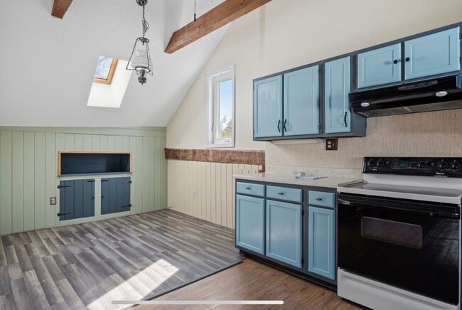 Dining area - 142 NH Route 25 Unit 1