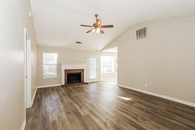 Photo - 939 Maple Leaf Ridge