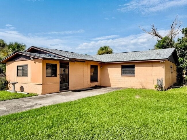 Building Photo - 1150 S De Leon Ave