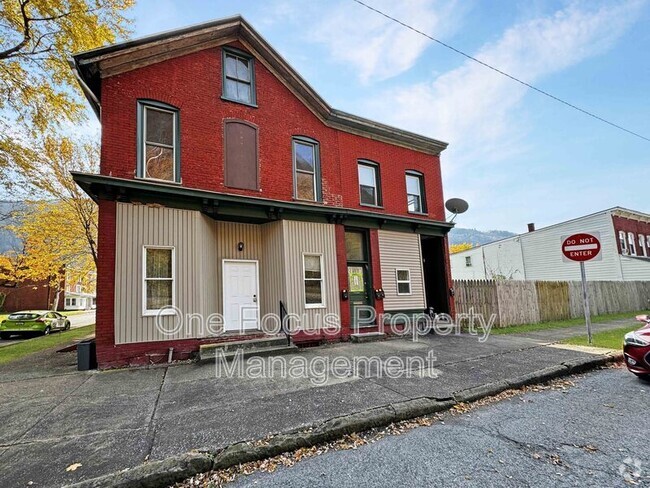 Building Photo - 1340 1/2 Erie Ave Rental