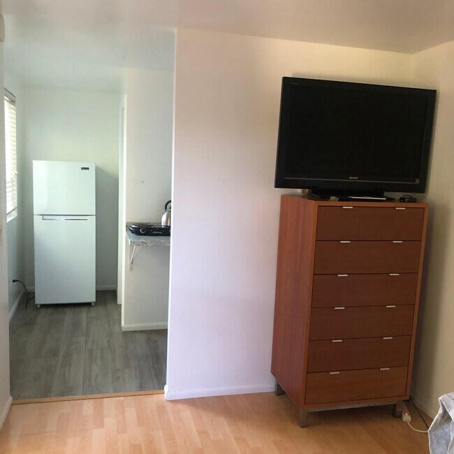 9010 Balcom Ave Unidad Pool Studio