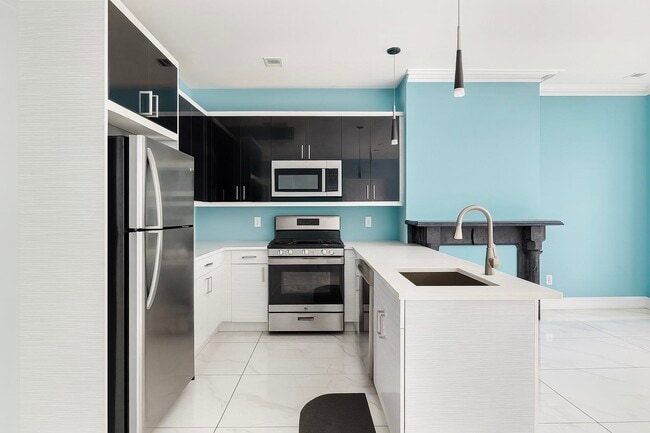 Building Photo - 308 Clerk St Unit 1 Rental