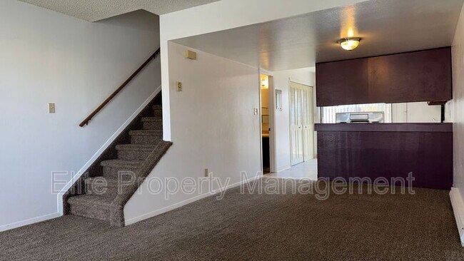 Photo - 25 Royal Crest Dr