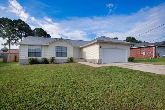 Building Photo - Charming 3BR/2BA with Fenced Yard & Commun... Rental