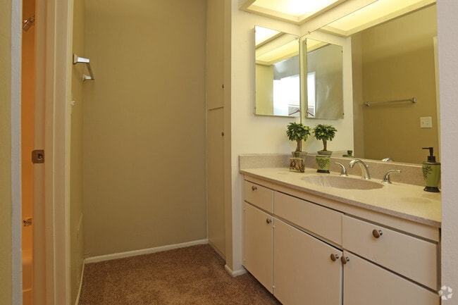 Saddleback Ranch Apartments