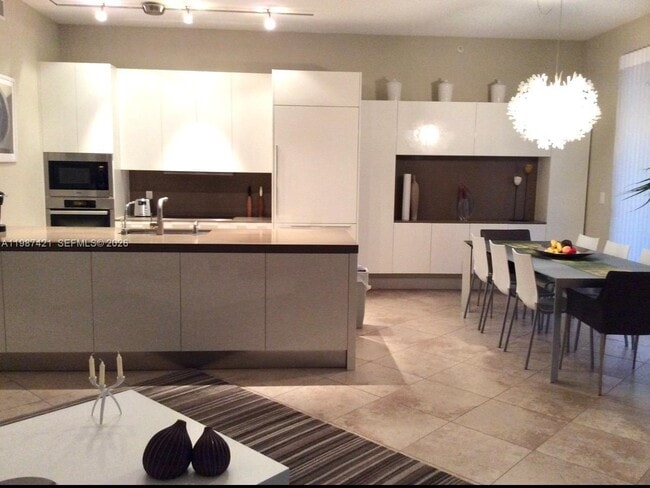 Photo - 55 Merrick Wy Unidad 825