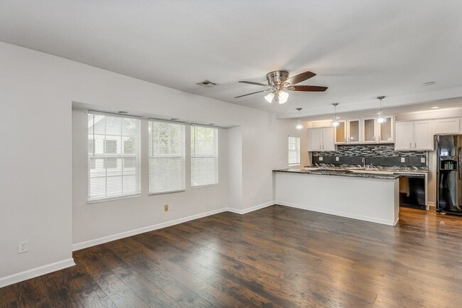 Building Photo - 449 N Dodge Ave Unit #1 Rental
