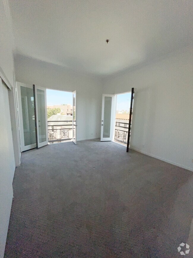 Building Photo - 230 S. Hamilton Rental