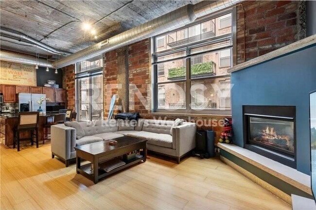 Building Photo - Downtown Luxury Condo Available!