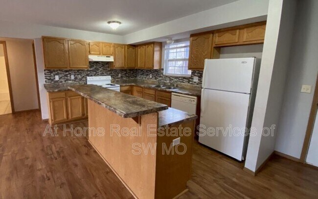 Building Photo - 858 S Campbell Ave Unit Apt #102