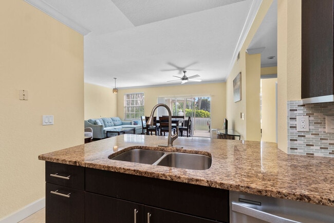 Building Photo - 4610 Saint Croix Ln Unit 1017