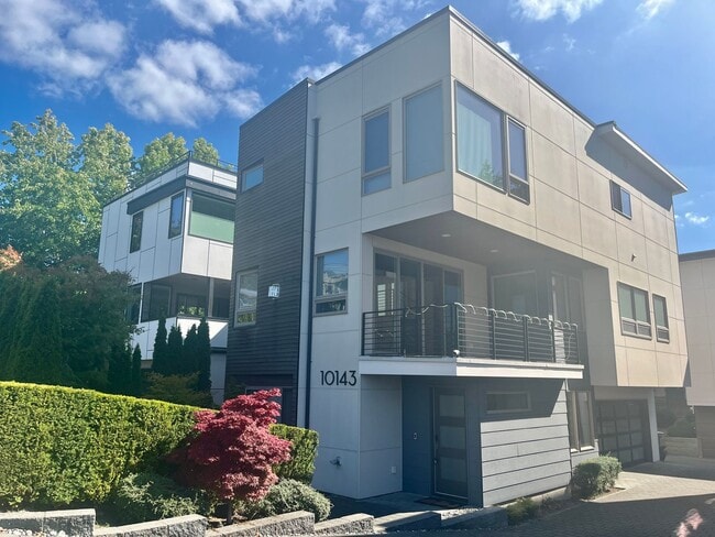 Building Photo - Luxury Modern Rental in Kirkland – Walk to...