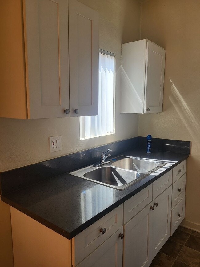 Building Photo - 828 S Glendale Ave Unit 12